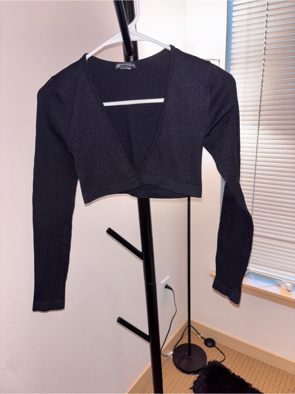 Zara Black Cropped V-Neck Long Sleeve Top